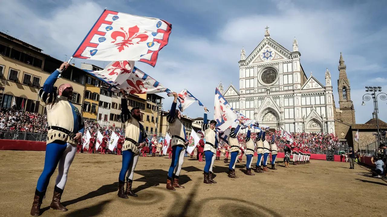 Bandierai degli Uffizi performing a traditional Florentine flag-waving show