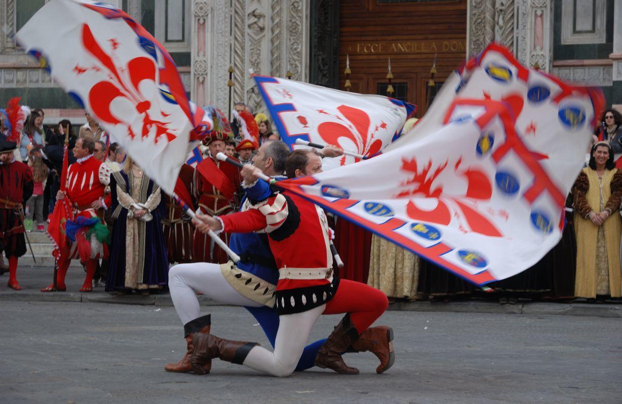 Bandierai degli Uffizi performing with historical flags in Florence